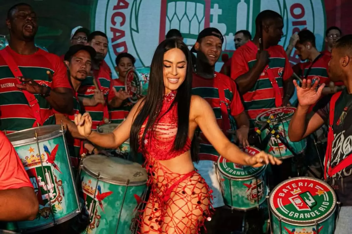 Fora do samba, Isabelle Nogueira recebe homenagem da Grande Rio