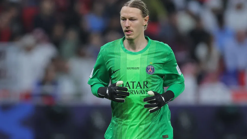 Goleiro do PSG usou cola na toalha para virar algoz do Flamengo no Mundial