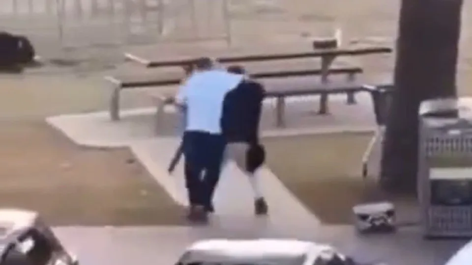 Homem aborda e desarma terrorista em praia de Sydney; vídeo