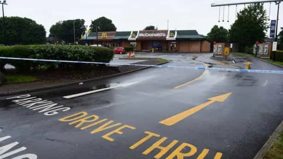 Homem morre em acidente “100% bizarro” em drive-thru do McDonald’s