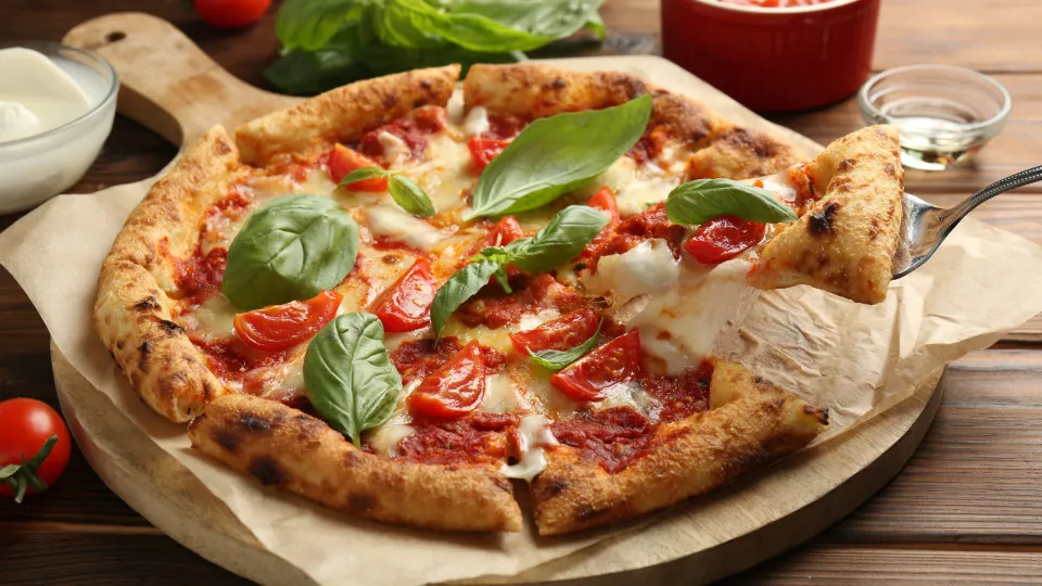 Irmão de ex-jogador italiano causa crise ao ofender turistas em pizzaria