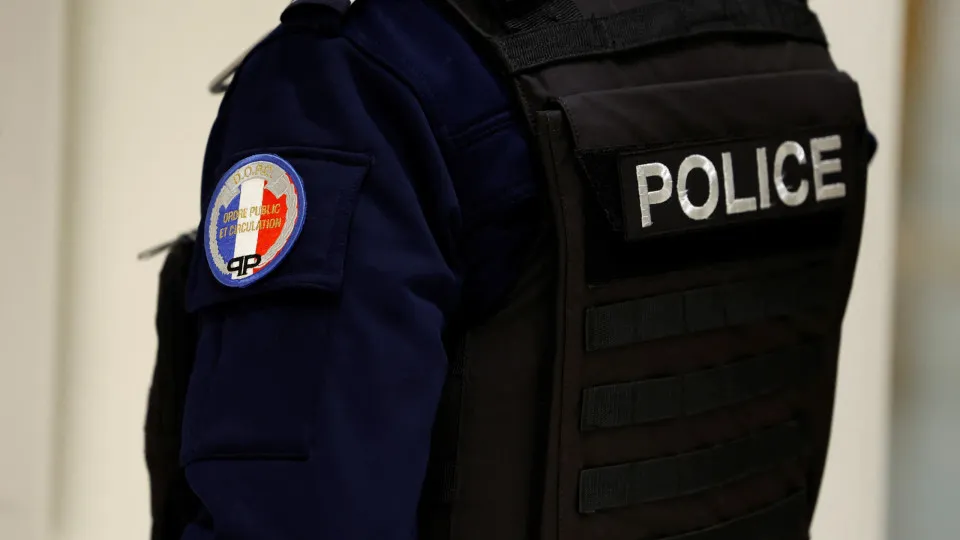Jovem é detida após ir a hospital com bebê morto na mochila na França