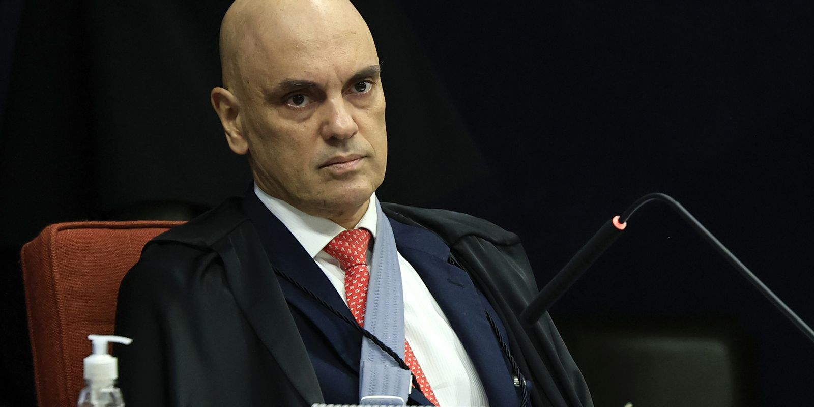 Moraes autoriza Bolsonaro a deixar a prisão para fazer cirurgia, mas nega prisão domiciliar