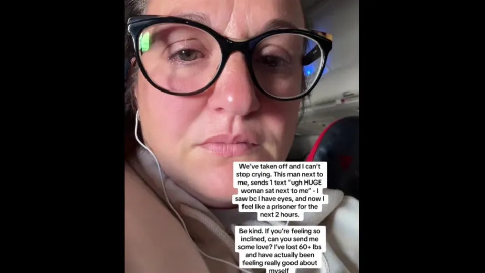 Mulher chora em voo após passageiro enviar mensagem cruel sobre ela