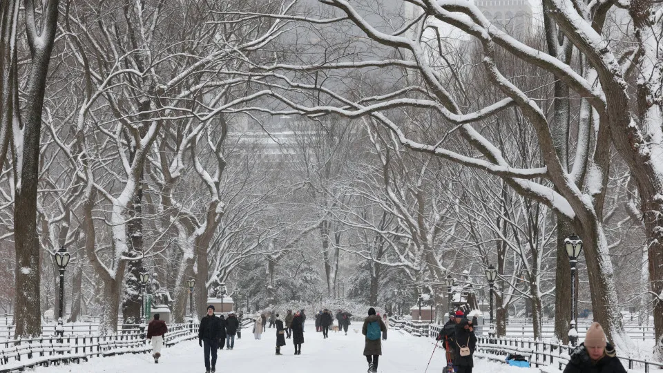 Nova York declara estado de emergência em meio a nevasca