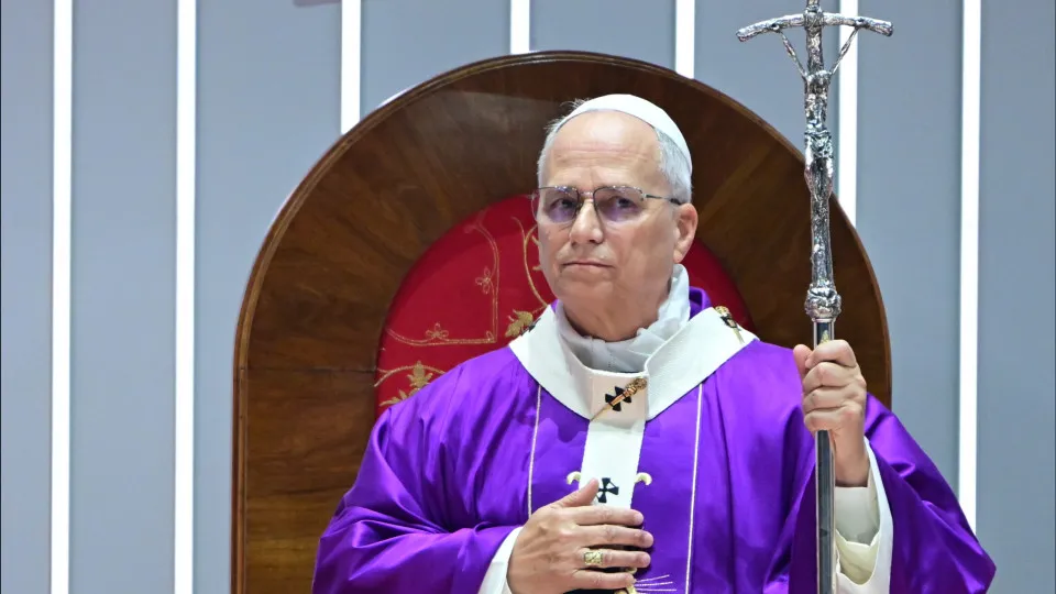 Papa rompe tradição e não reza na Mesquita Azul, em Istambul