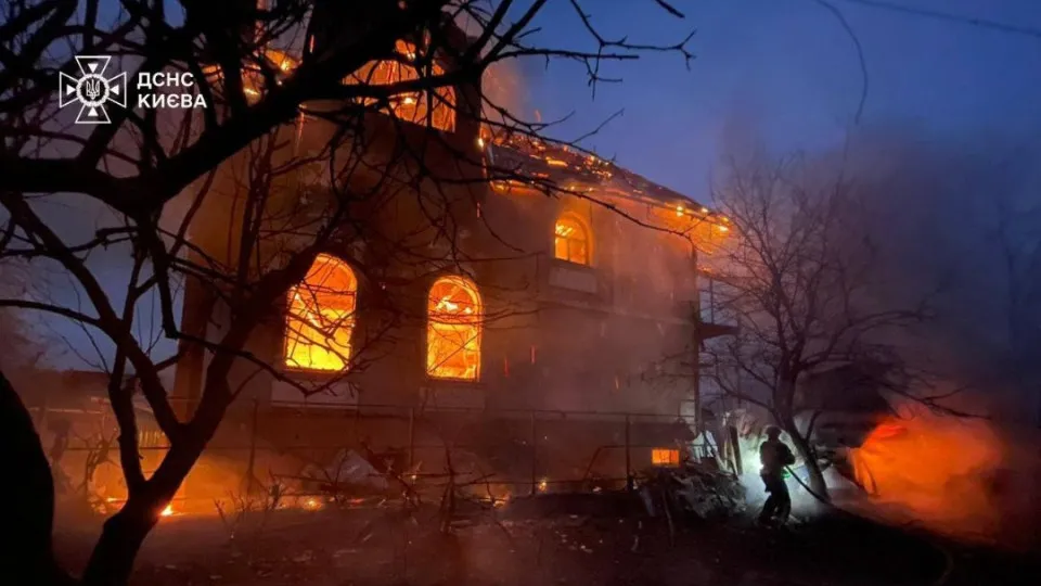 Pelo menos onze feridos em ataque russo a Kiev; veja as imagens