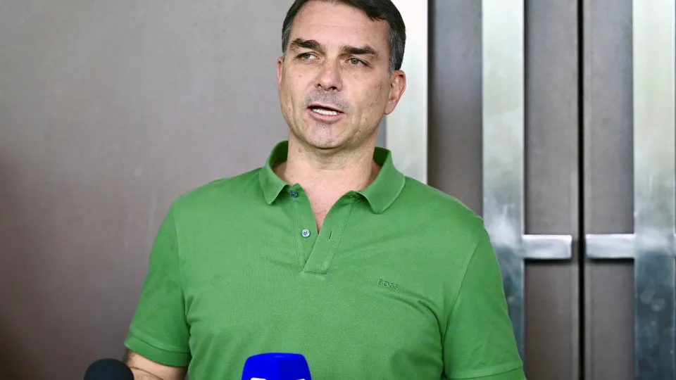Preço para desistir de candidatura é ‘Bolsonaro livre, nas urnas’, diz Flávio Bolsonaro