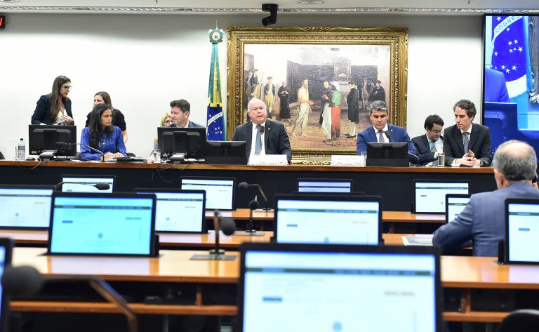 Relator recomenda manutenção do mandato de Carla Zambelli; decisão é adiada – Notícias
