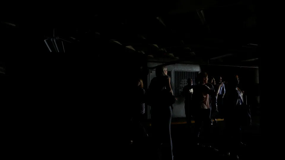 Ucrânia corta até luz de poste para poupar energia derrubada pela Rússia