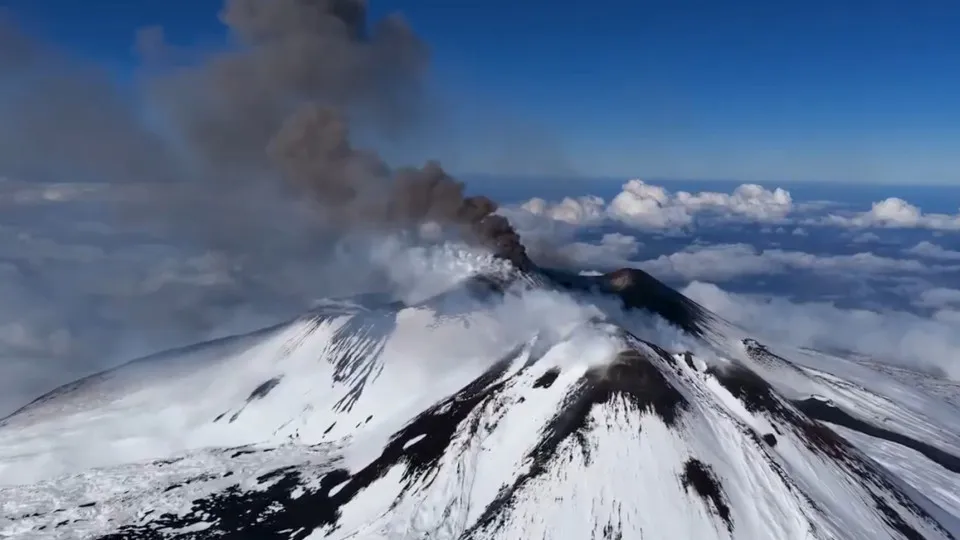 Vulcão mais alto da Europa entra em erupção. Veja as imagens