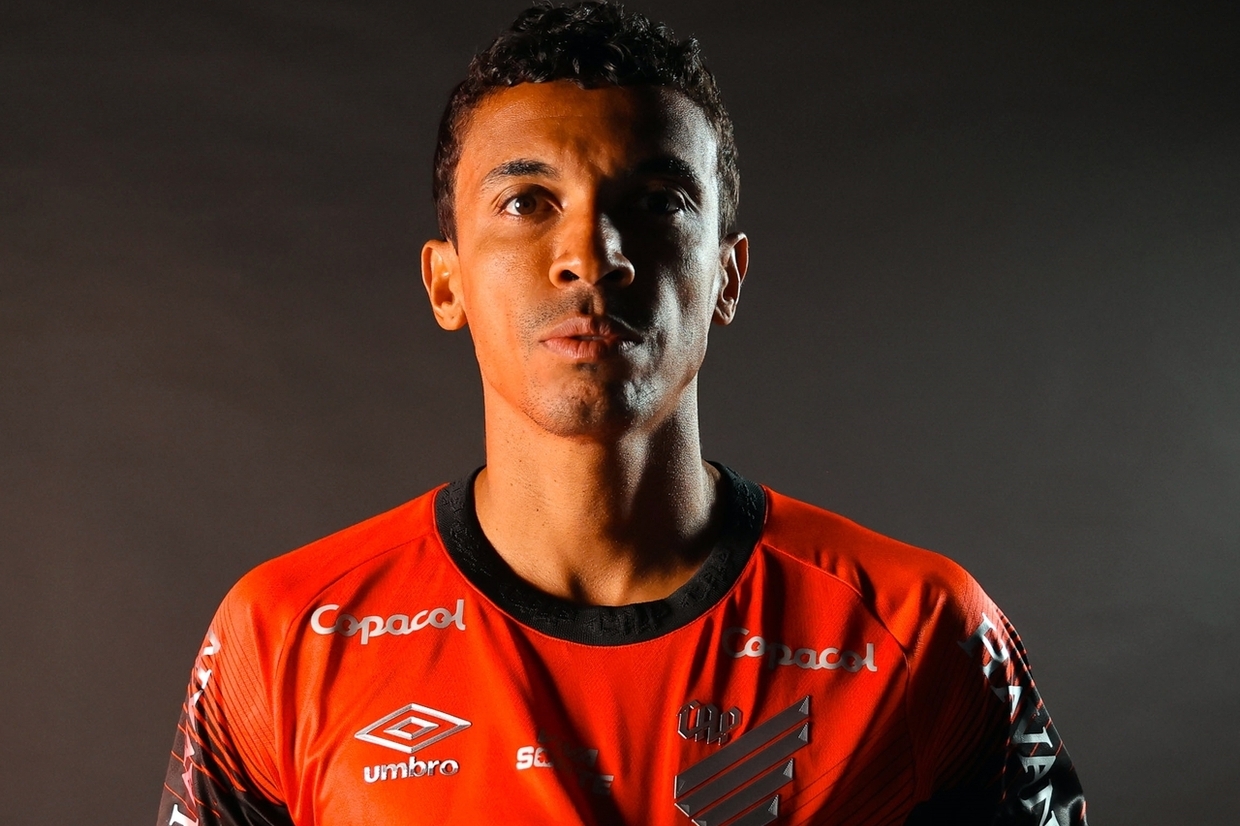 Após deixar o São Paulo, Luiz Gustavo reforça o Athletico Paranaense