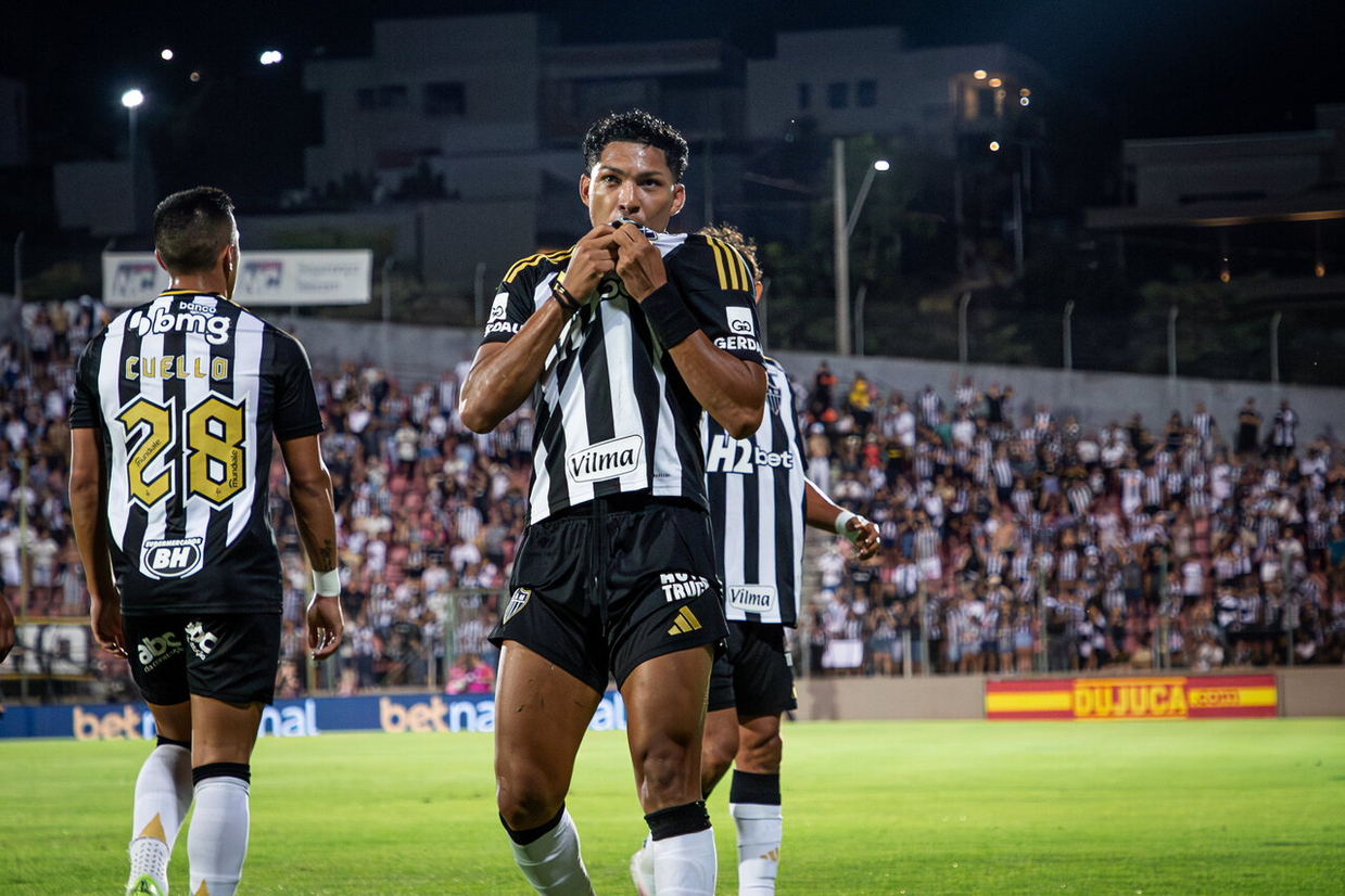 Após recuo do Corinthians, Santos avança e encaminha acerto com Rony