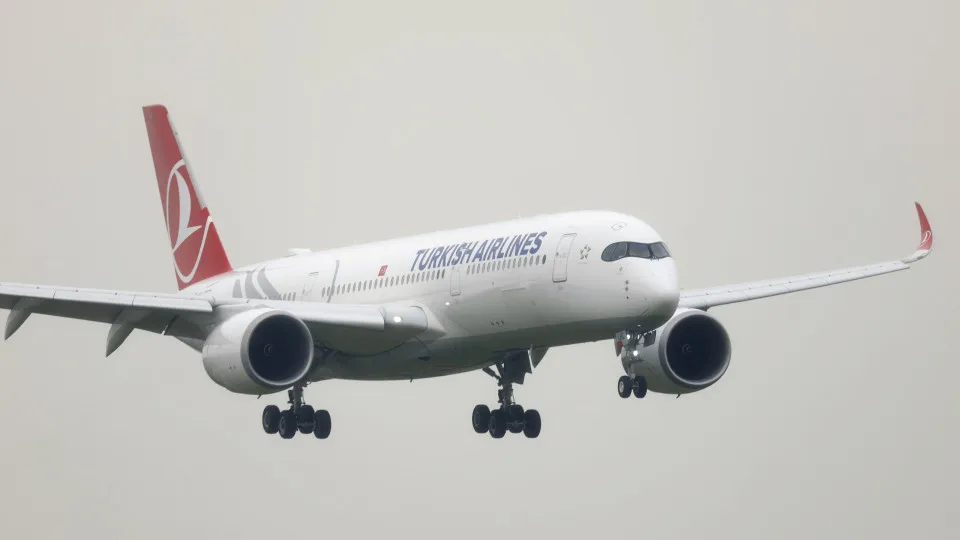 Avião turco faz pouso de emergência em Barcelona: “ameaça a bordo”