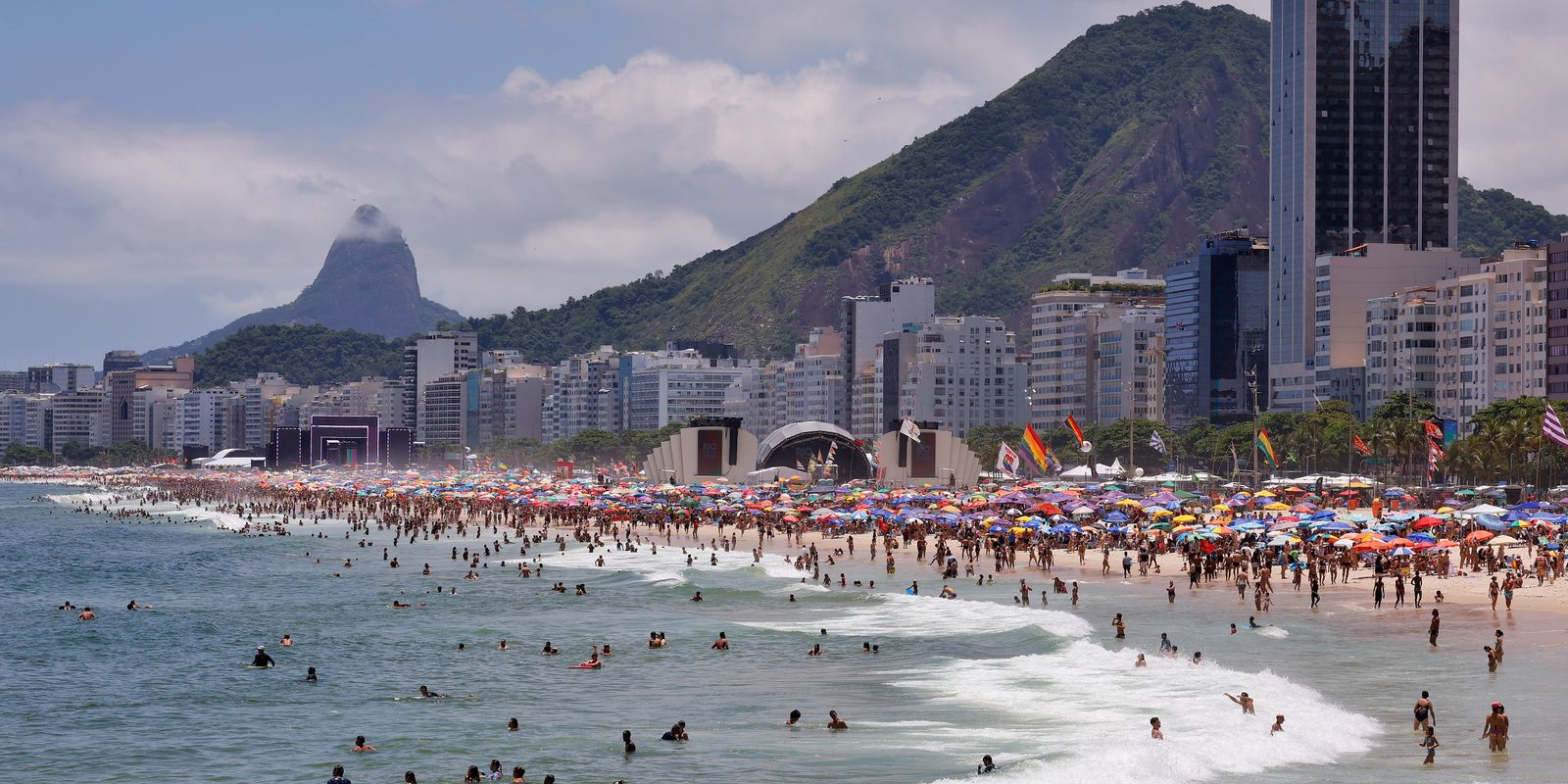 Bombeiros fizeram 1.167 salvamentos em dois dias na orla do Rio
