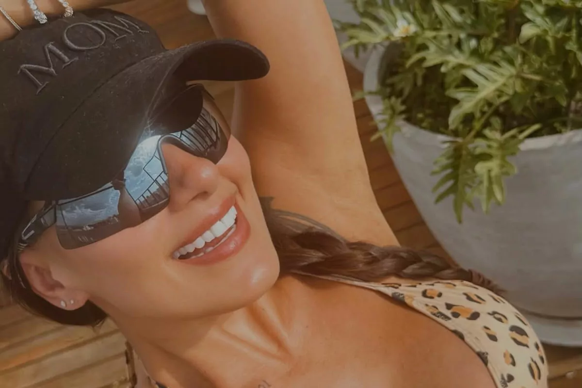 Carol Peixinho renova o bronze e exibe boa forma quatro meses após o parto
