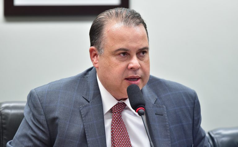Comissão aprova projeto que proíbe que professores sejam substituídos por inteligência artificial nas escolas – Notícias