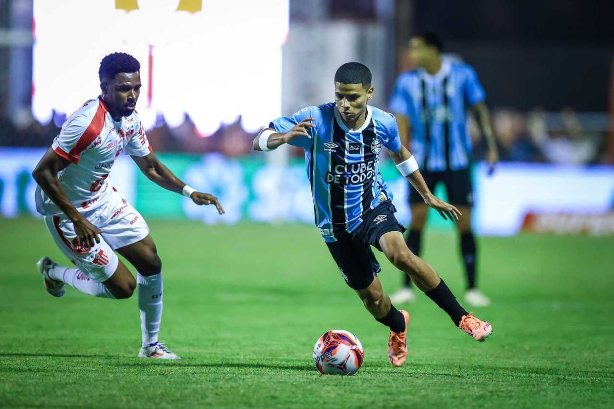 Grêmio aproveita expulsão e usa o banco para vencer Guarany em Bagé