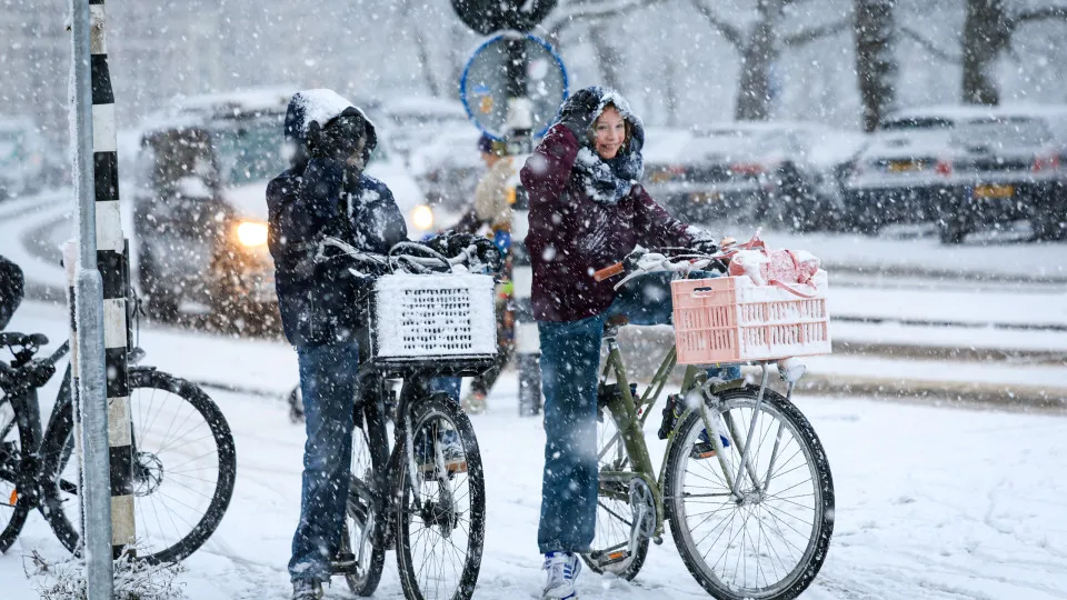 Neve cobre a Europa e transforma cidades em cenários de cartão-postal