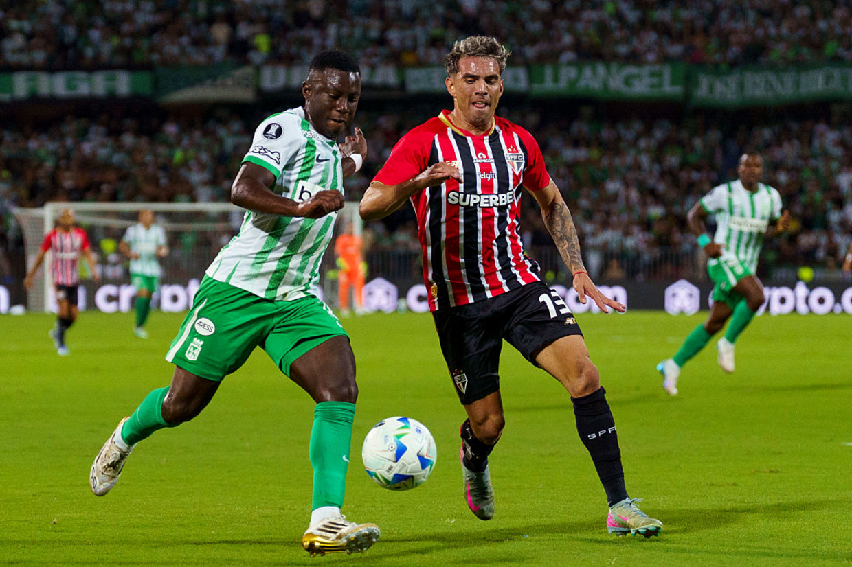 Passagem pela base do Palmeiras e comparações com Arias: Quem é Hinestroza, alvo do Vasco