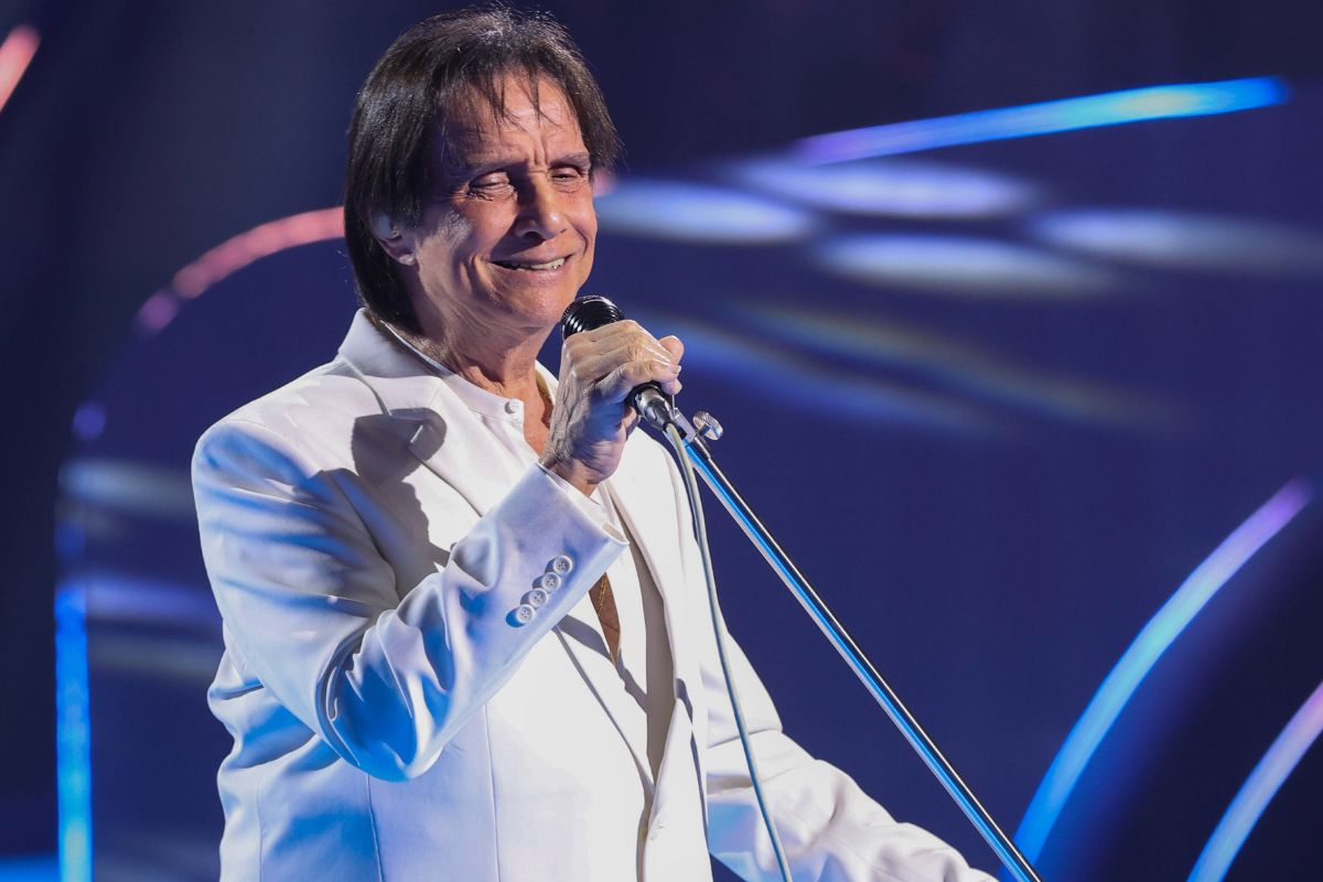 Roberto Carlos dá ‘piti’ nos fotógrafos em show