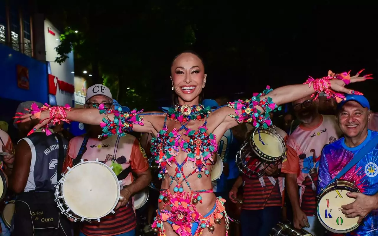 Sabrina Sato leva seu samba e carisma ao ensaio da Vila Isabel- OFuxico