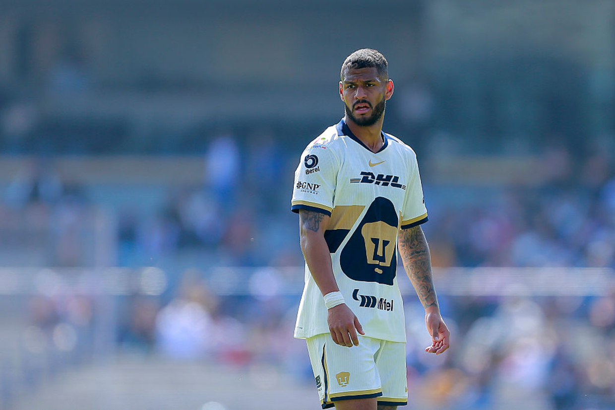 Santos sonda volante colombiano do Pumas, que aguarda proposta