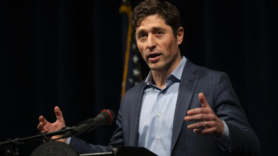 Trump diz que prefeito de Minneapolis viola a lei e está ‘brincando com fogo’