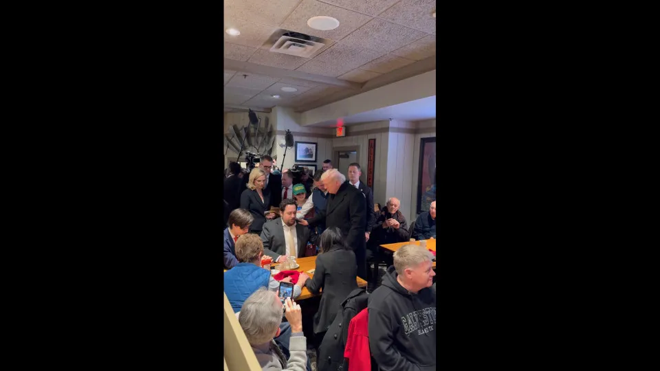 Trump visita restaurante e cidadão pergunta: “Posso rezar por você?”