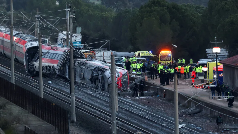 Veja as imagens do trágico acidente entre dois trens na Espanha