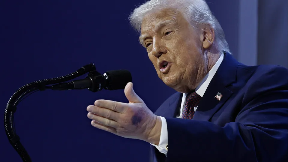 Aspirina, hematomas e saúde “perfeita”: Manchas em Trump chamam atenção