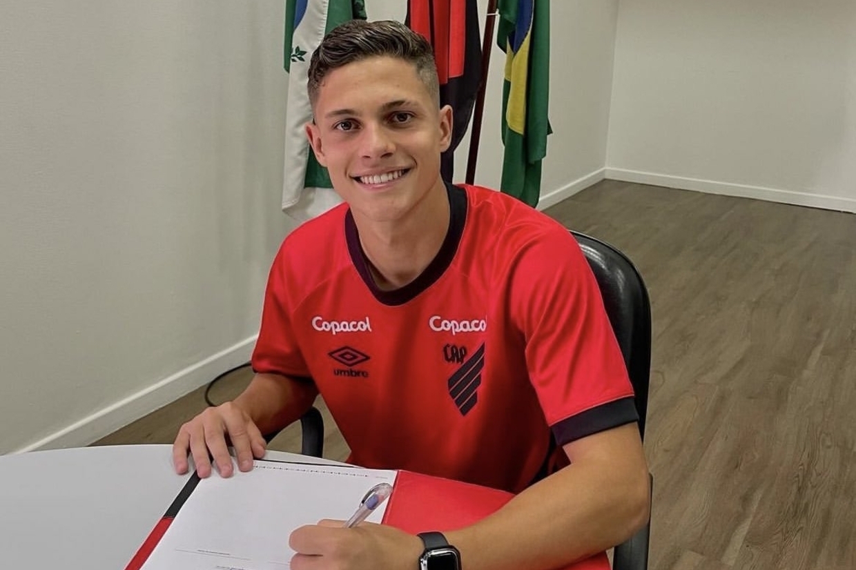 Athletico renova com jovem meia até 2029