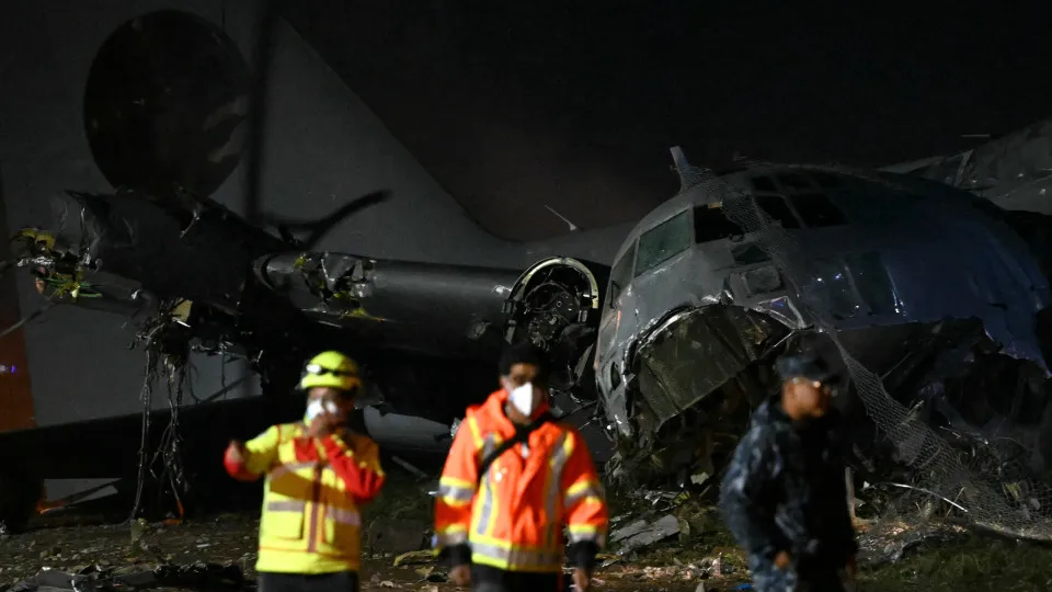 Avião com carga de dinheiro cai e deixa 20 mortos na Bolívia