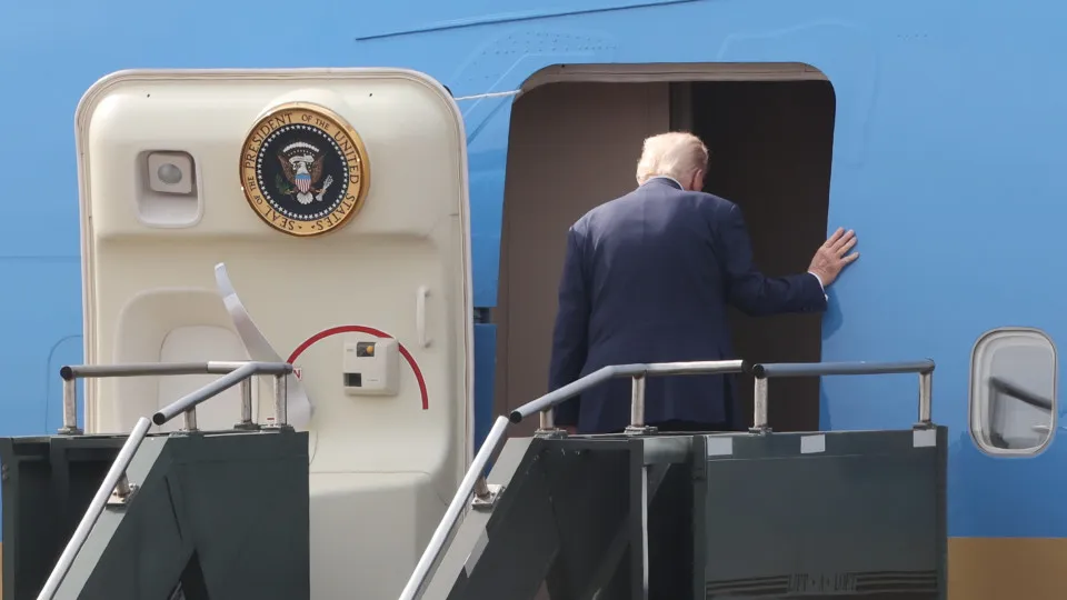 Avião de Trump que seguia para Davos sofre “problema” elétrico e regressa à base