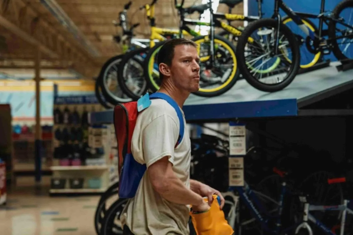 Channing Tatum exibe cicatriz após cirurgia delicada no ombro