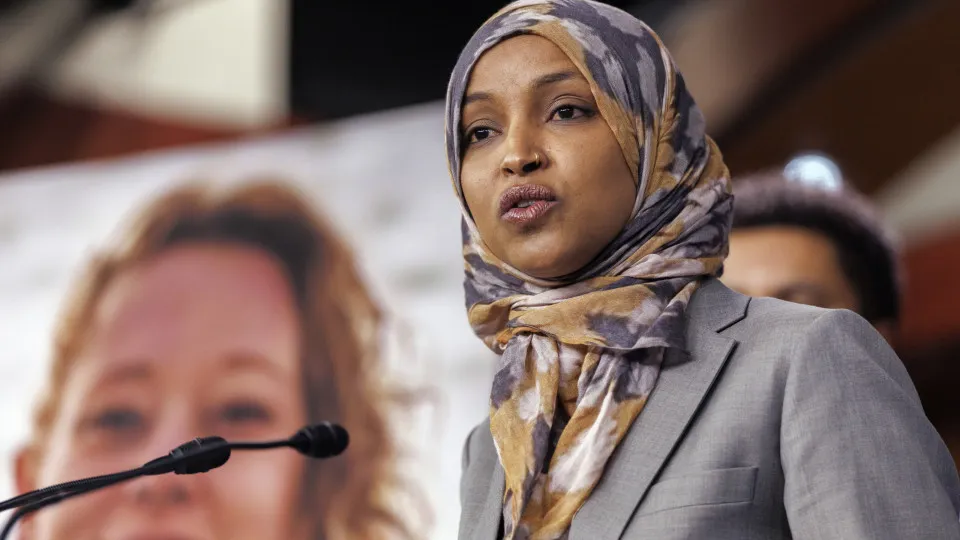 Deputada imigrante é atingida por líquido durante discurso em Minneapolis