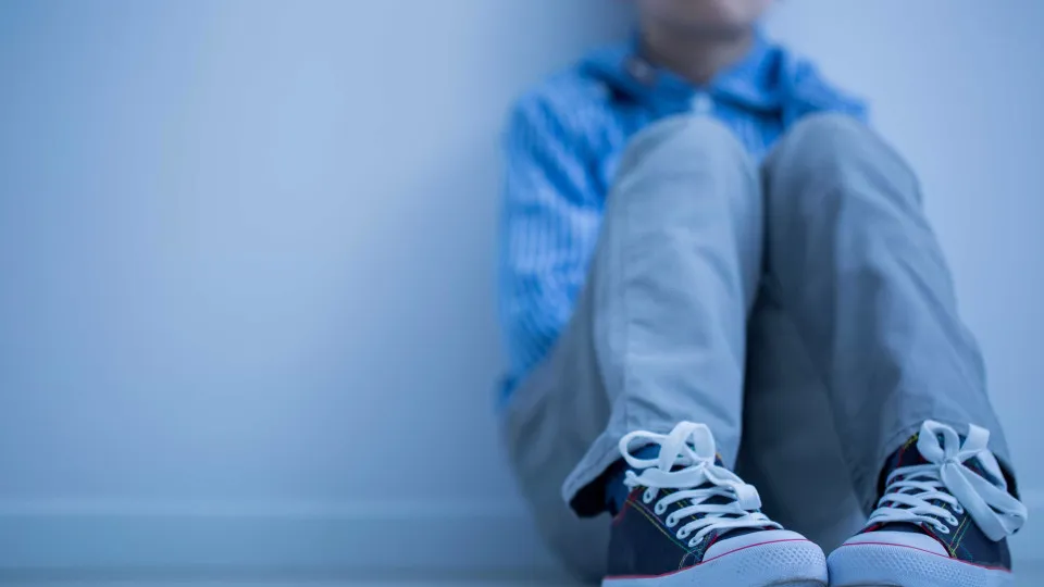 Dez homens são indiciados por drogar e estuprar menino de 5 anos na França