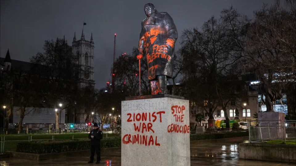Estátua de Churchill vandalizada em Londres: “Criminoso de guerra”