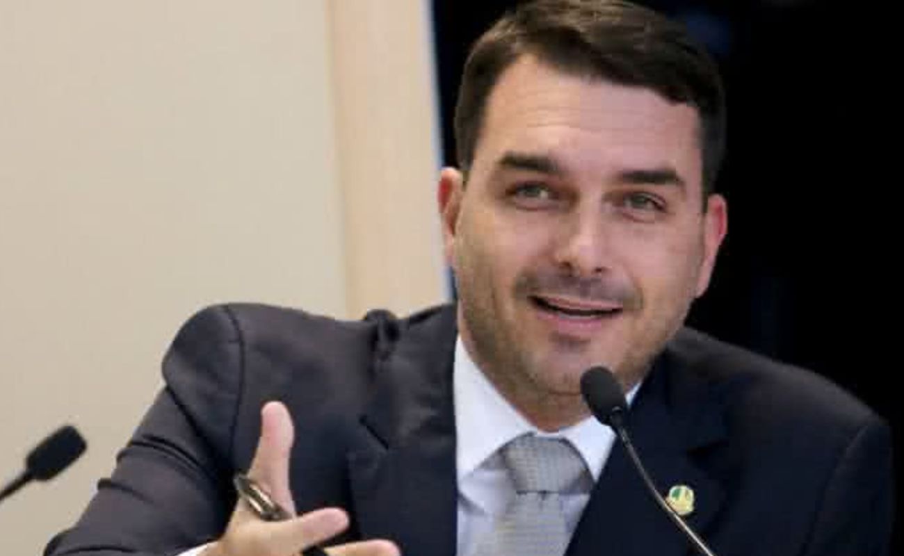 Flávio Bolsonaro comemora disparada nas pesquisas