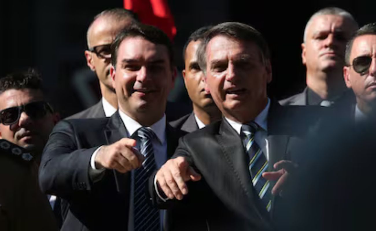 Flávio Bolsonaro se emociona em reunião do PL ao falar do pai