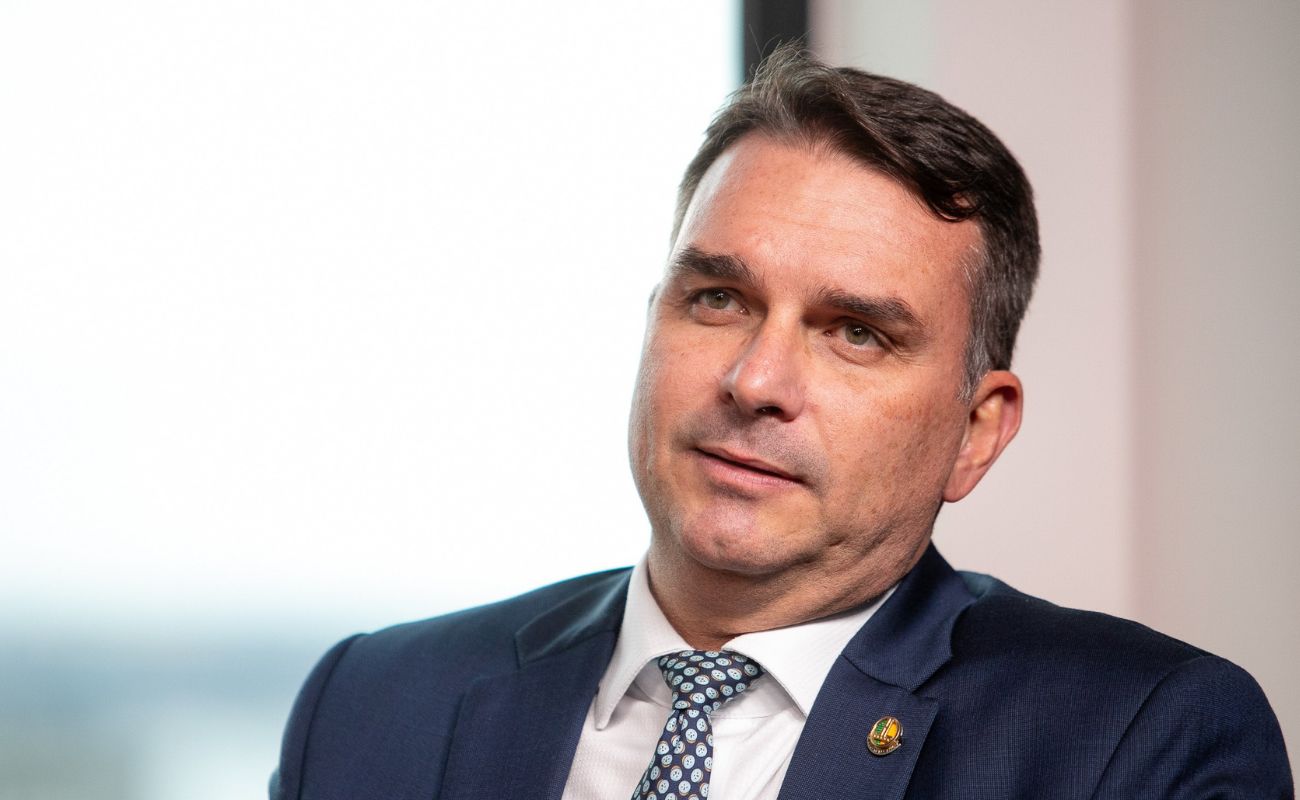 Flávio expõe esquema da esquerda