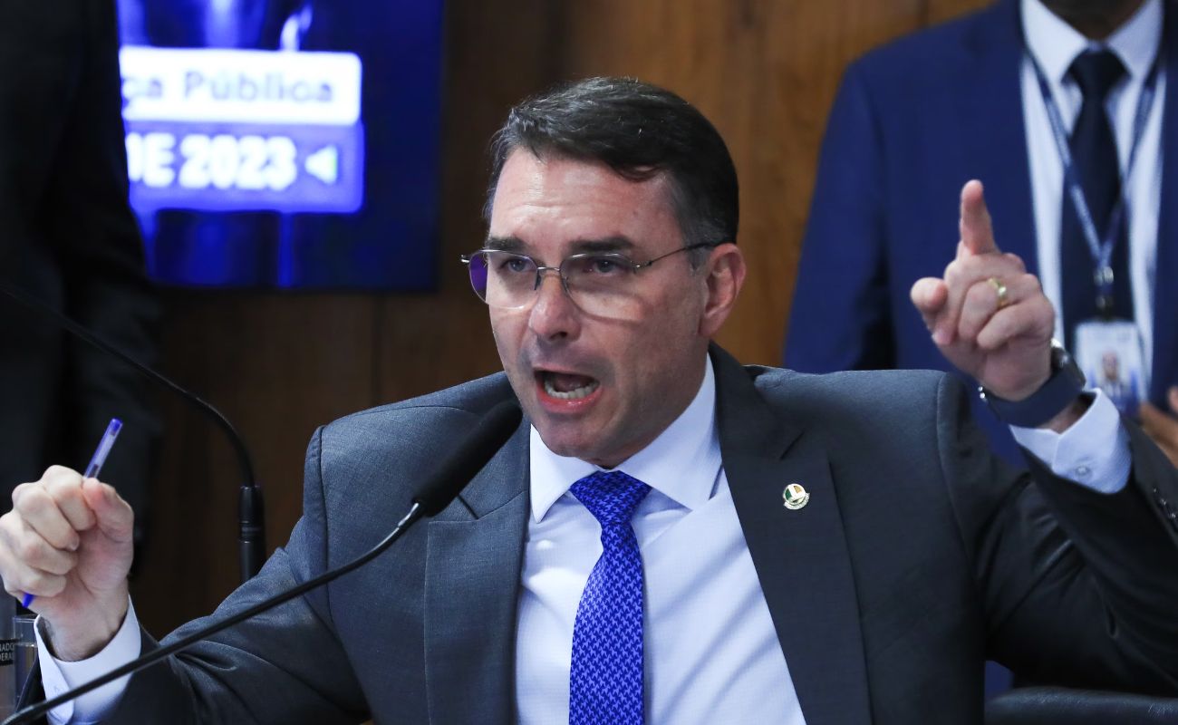 Flávio protocolará ação contra desfile em homenagem a Lula