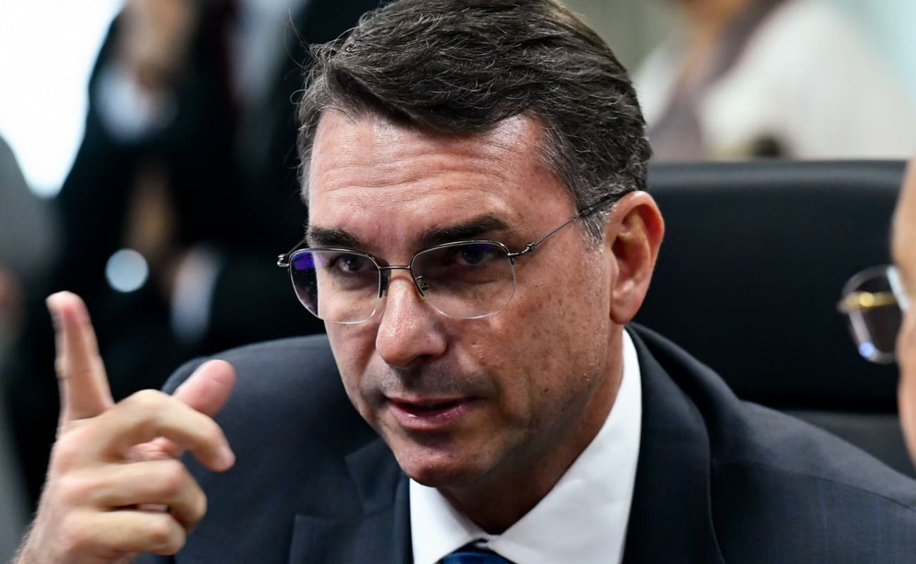 Flávio publica nota de repúdio ao governo Lula por apoio ao regime iraniano