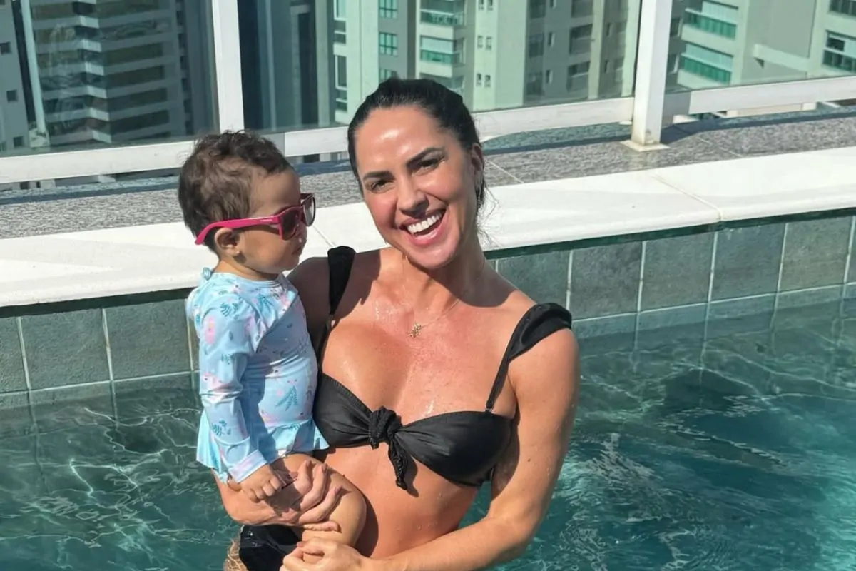Graciele Lacerda curte Carnaval com Clara, sua filha com Zezé Di Camargo