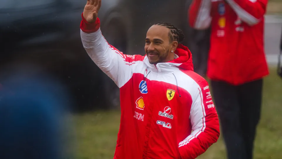 Hamilton avalia novos carros da F1 e elogia clima vencedor na Ferrari