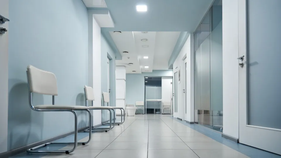 Hospital francês evacuado após doente dar entrada com projétil no corpo