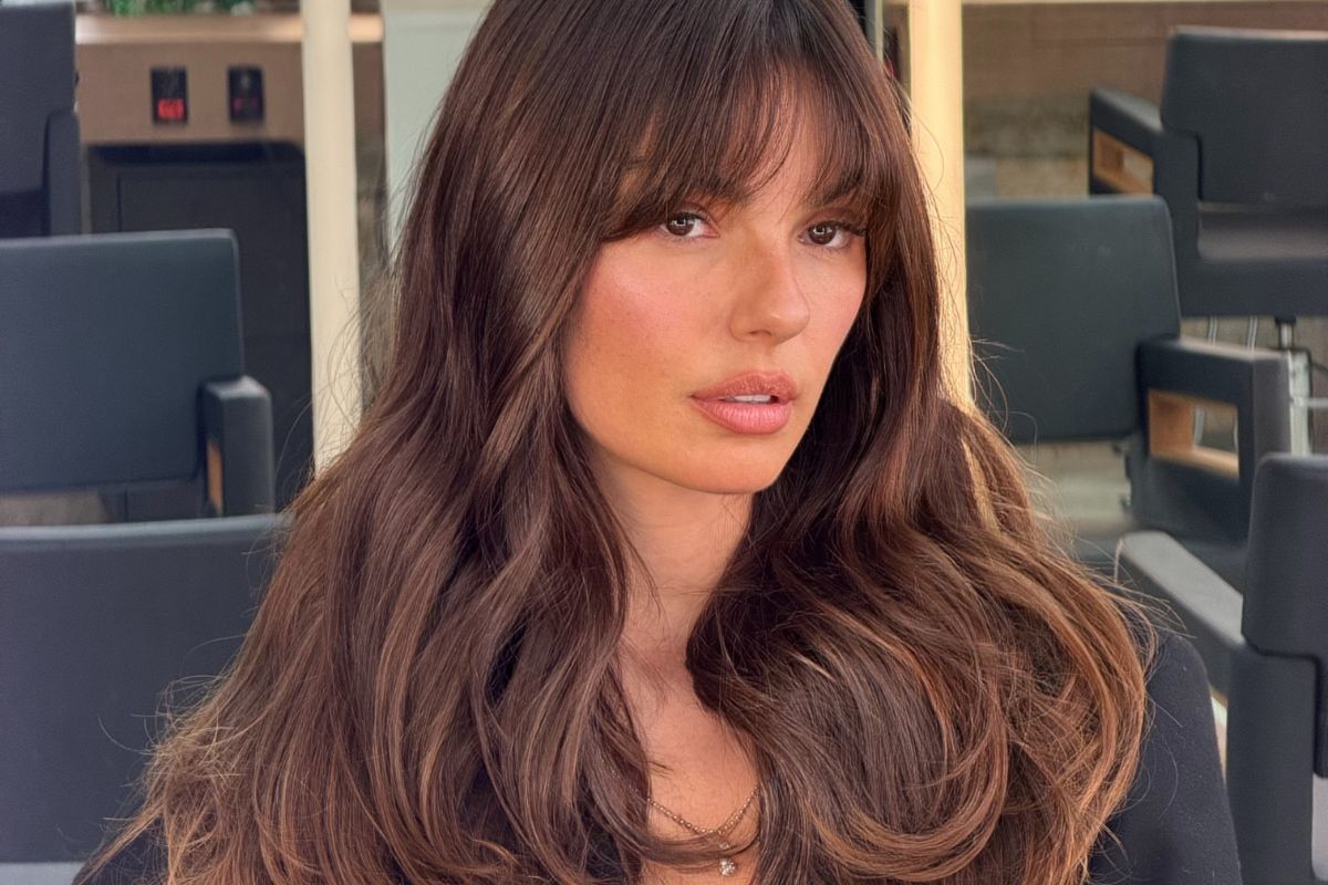 Isis Valverde muda visual e aparece com cabelos longos