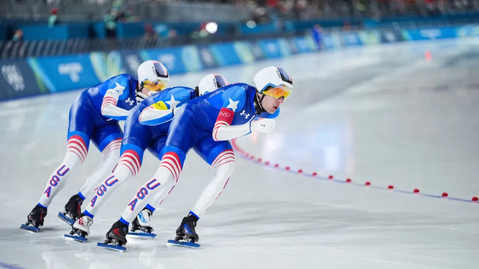 Itália vence recordistas mundiais e leva ouro em patinação de velocidade