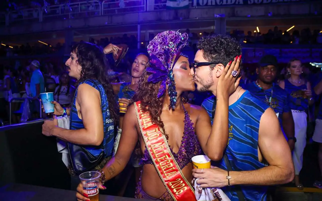 Iza e João Vitor Silva se beijam na Sapucaí