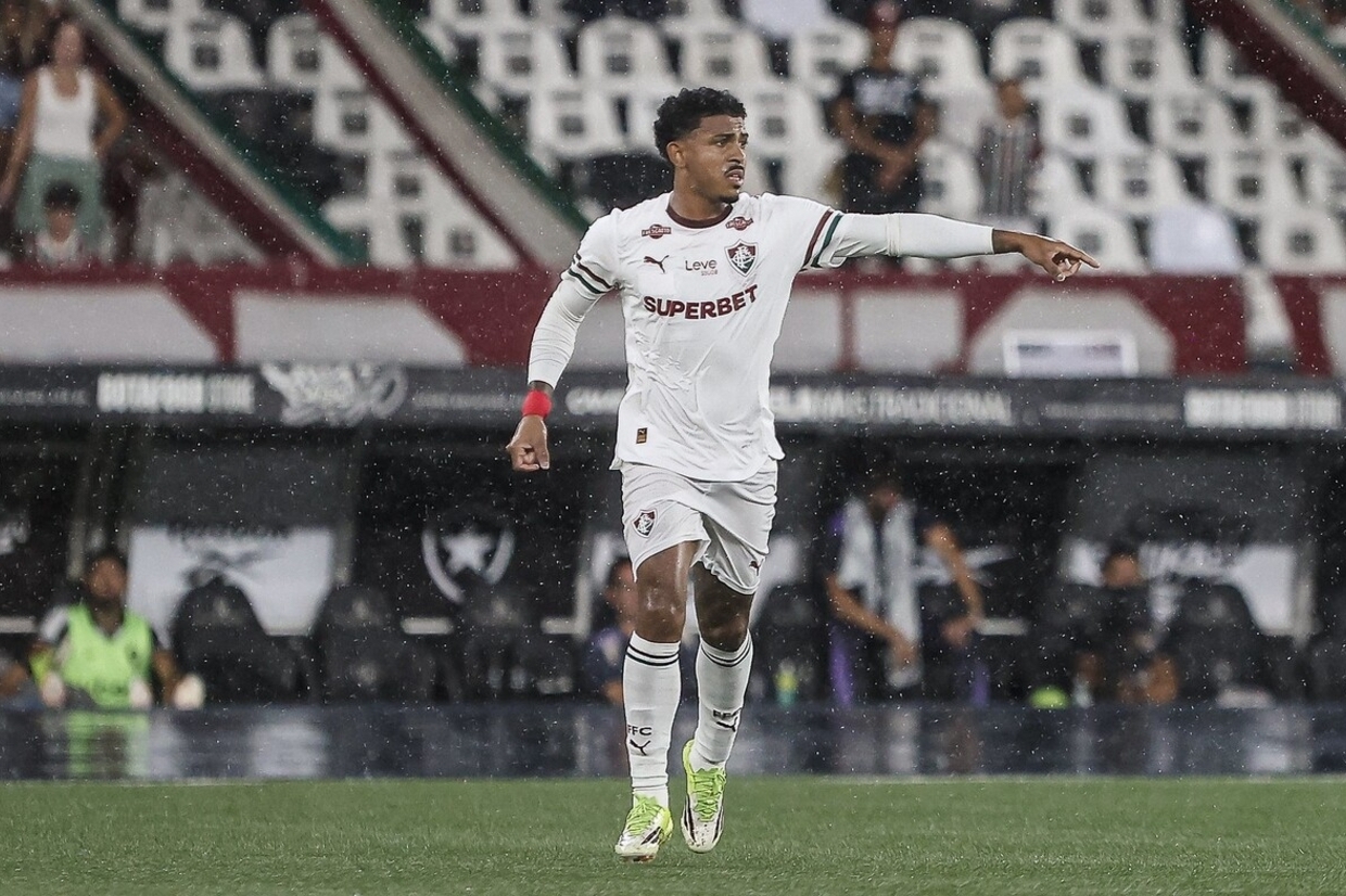 John Kennedy decide o clássico e Fluminense bate o Botafogo no Nilton Santos